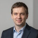 Портрет уверенного российского бизнесмена на размытом фоне для сайта оптимизаторов реестра Windows 10