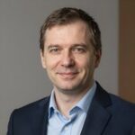 Портрет уверенного российского бизнесмена на нейтральном фоне для сайта оптимизаторов реестра Windows 10
